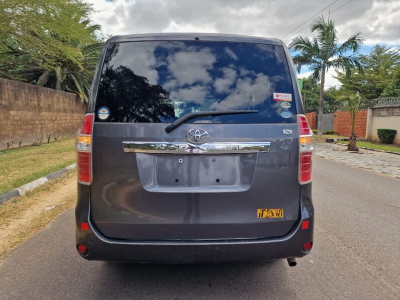 
								2010 Toyota Noah full									