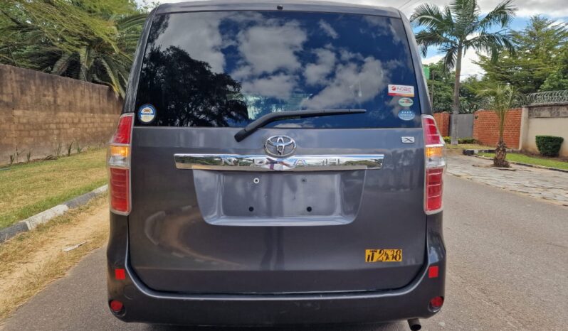 
								2010 Toyota Noah full									