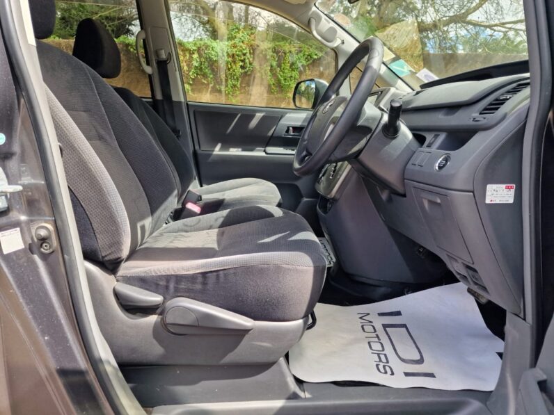 
								2010 Toyota Noah full									