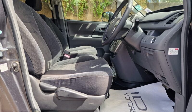 
								2010 Toyota Noah full									
