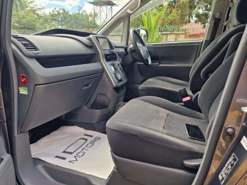 
								2010 Toyota Noah full									