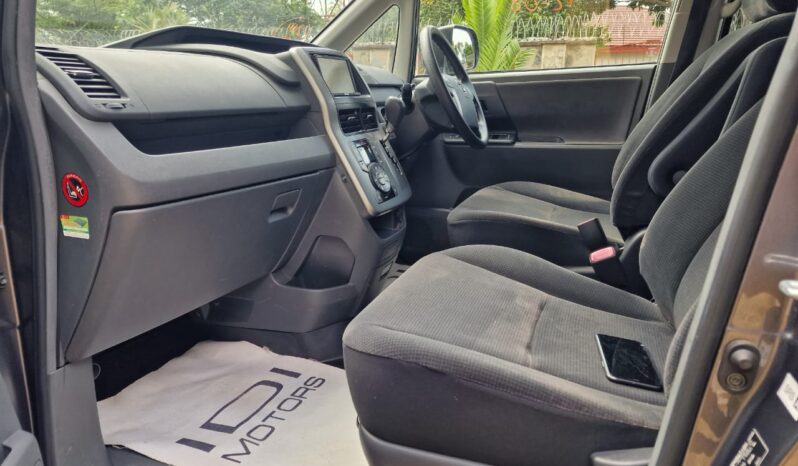 
								2010 Toyota Noah full									