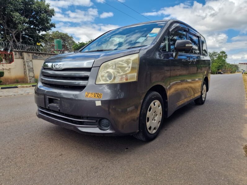 
								2010 Toyota Noah full									