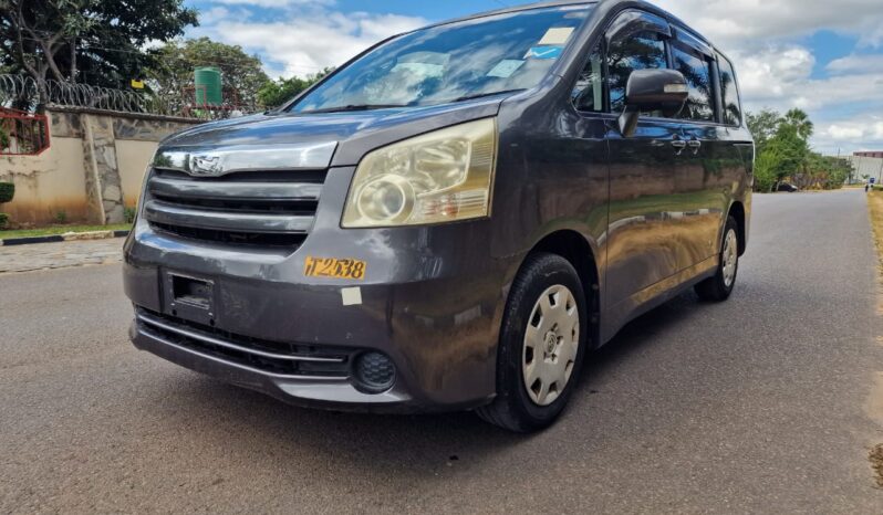 
								2010 Toyota Noah full									
