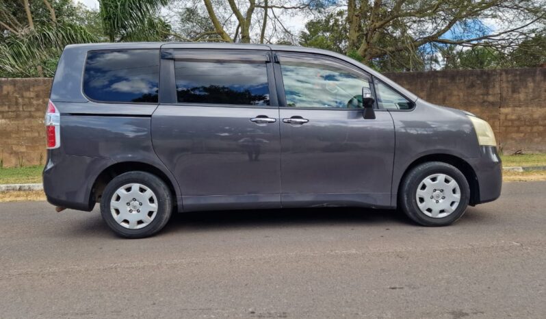 
								2010 Toyota Noah full									