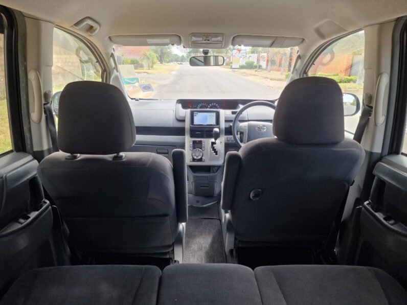 
								2010 Toyota Noah full									