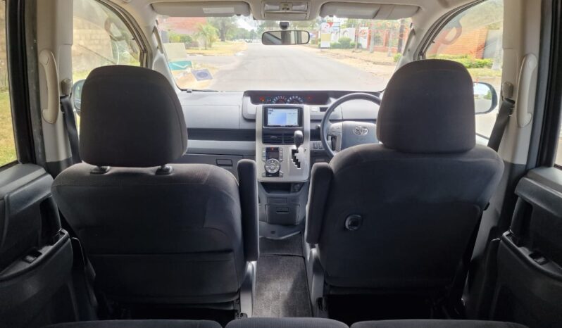 
								2010 Toyota Noah full									