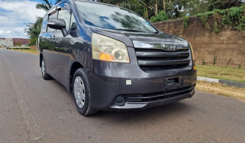 
								2010 Toyota Noah full									