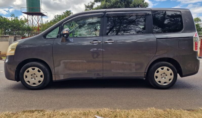 
								2010 Toyota Noah full									